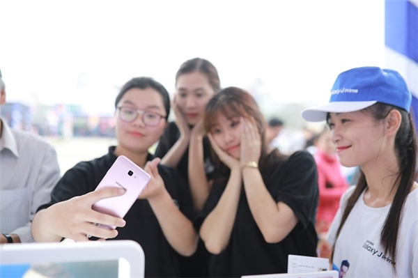 
Trước đó, tại quảng trường Lam Sơn, khách tham gia chương trình cũng đã có cơ hội trải nghiệm công nghệ đỉnh cao với dòng điện thoại Galaxy J Prime với các tính năng nổi bật như cụm camera “Thủ lĩnh bóng tối” với khẩu độ f/1.9 cho hình ảnh sắc nét trong điều kiện thiếu sáng hay tính năng bảo mật vân tay một chạm…