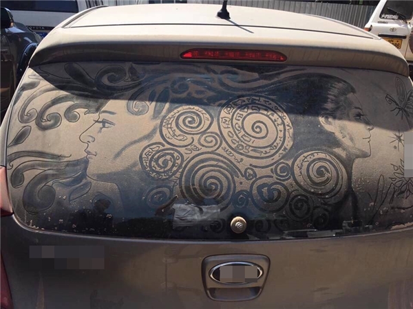 
Chắc chắn đây là cả một tác phẩm nghệ thuật sau hàng giờ hì hục tô vẽ, khiến chủ xe chỉ còn biết "đứng hình".