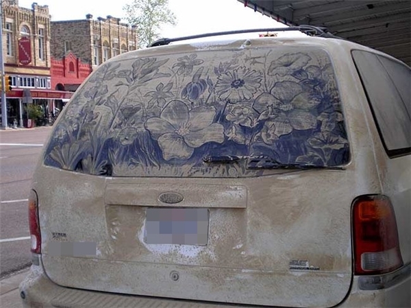 
Thật khó thể tin được đây là những siêu tác phẩm được vẽ trên kính một chiếc ô tô, với nguyên liệu là phấn trắng hoặc bụi đường phải không nào?