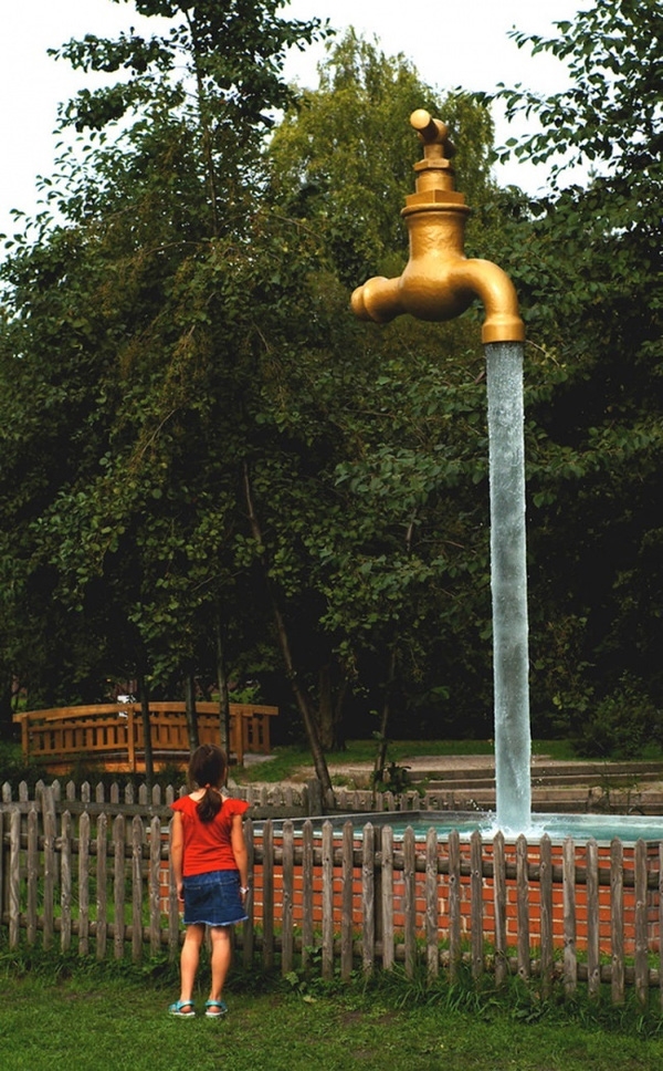 
Cô bé này đang thắc mắc vậy ống dẫn nước của chiếc vòi khổng lồ này nằm ở đâu.