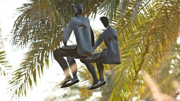 
Hai bức tượng thăng bằng trên sợi dây mảnh trở thành tác phẩm khiến nhiều người tò mò về công đoạn thực hiện.
 
