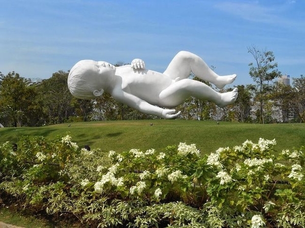
Nâng niu giấc ngủ trẻ em, một bức tượng nổi tiếng tại đảo quốc Singagpore. Hiệu ứng lơ lửng này quả khiến người khác phải ngạc nhiên.