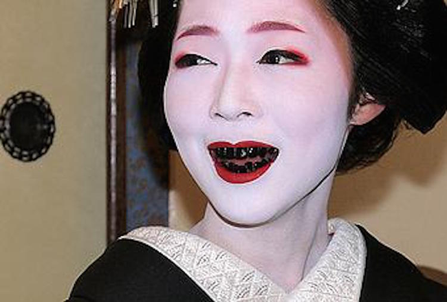 Ở Nhật, Việt Nam và nhiều nước khác, phụ nữ thời xưa phải nhuộm răng thành đen bóng mới được coi là khỏe mạnh, xinh đẹp. Được biết, tục lệ này bắt nguồn từ Nhật Bản vào những năm đầu công nguyên, sau đó du nhập ra các nước khác. Tại Nhật, nhuộm răng còn được coi là một môn nghệ thuật với tên gọi Ohaguro. Đến khoảng đầu thế kỉ 20 thì nó bắt đầu bị cấm cản rồi dần biến mất.