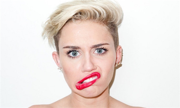 
Miley bị dị tật tim bẩm sinh.