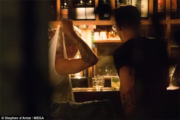 Fan choáng váng vì Justin Bieber lại vô tư “lột đồ” ngay giữa quán bar