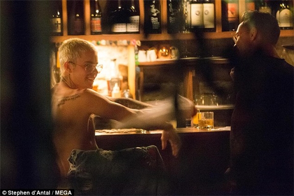 Fan choáng váng vì Justin Bieber lại vô tư “lột đồ” ngay giữa quán bar