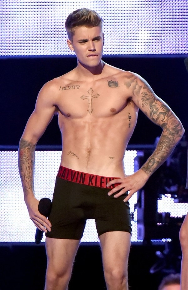 
Hồi tháng 9/2014, khi trình diễn thời trang cùng người mẫu Lara Stone tại Fashion Rocks Show ở New York, Justin cũng thoải mái lột hết đồ trên người, chỉ mặc độc chiếc quần cộc trên sân khấu.