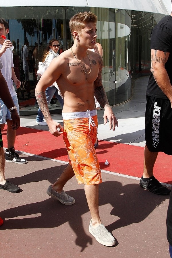 
Trong liên hoan phim Cannes, khi các ngôi sao khác xúng xính váy áo thướt tha lịch lãm, thì Bieber lại dám "chơi trội" khi mặc độc một chiếc quần đùi màu mè, khoe cạp quần lót.