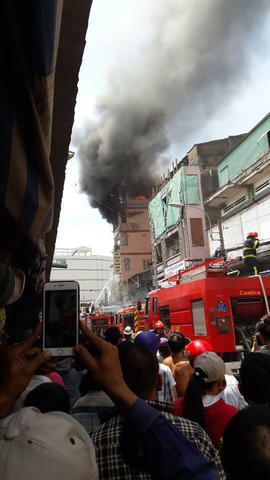 Cháy lớn tại khu vực chợ Kim Biên, TP.HCM