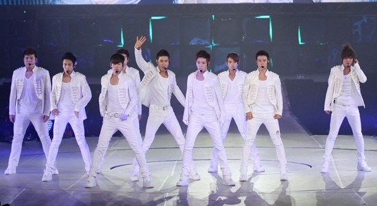 
Super Junior được coi là nhóm nhạc thần tượng Hàn Quốc “chăm” đến Việt Nam nhất. Cả 4 lần ghé thăm của nhóm (trong đó có 1 lần đánh lẻ của thành viên Kang In) đều khiến các ELF Việt (tên cộng đồng fan hâm mộ Suju) đứng ngồi không yên.
