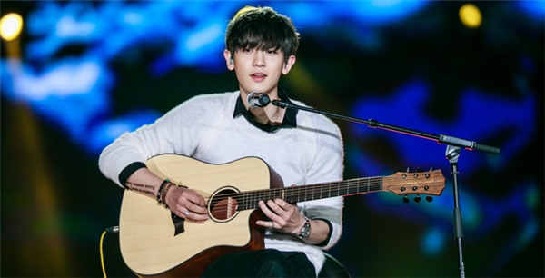 
Giây phút khiến con tim người hâm mộ "vỡ òa" khi EXO cất lên tiếng hát bài "Người ấy" của Trịnh Thăng Bình.