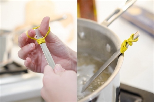 
Để muỗng khỏi bị tuột xuống đáy nồi khi nấu thức ăn, hãy quấn một sợi dây thun trên đầu cán muỗng.