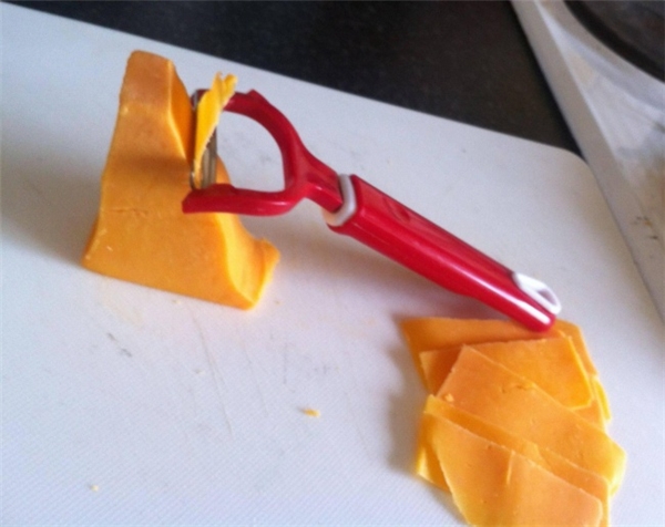 
Để cắt phô mai thành từng lát mỏng, đừng dùng dao thường mà hãy dùng một con dao hai lưỡi dùng để gọt vỏ củ quả.