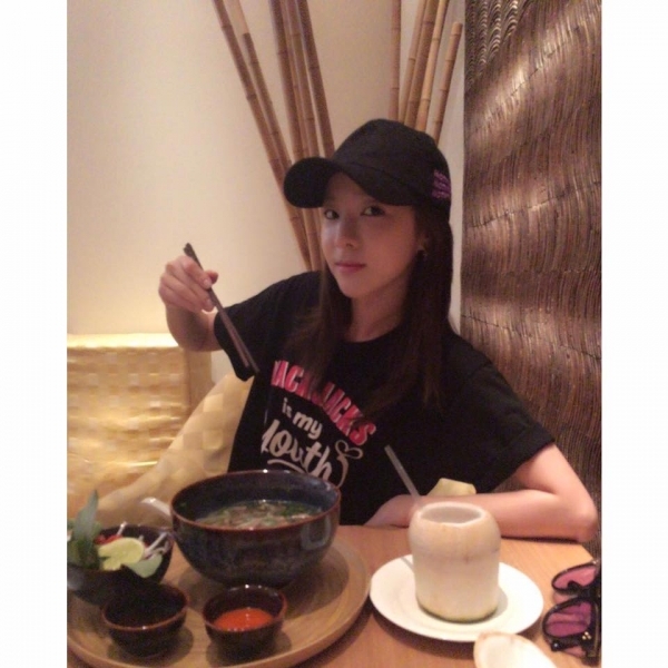 
Dara đã đến Việt Nam và khoe hình mình đang ăn món phở "thần thánh" cùng nước dừa. Cô nàng tỏ ra rất thích thú với món phở và nước dừa.