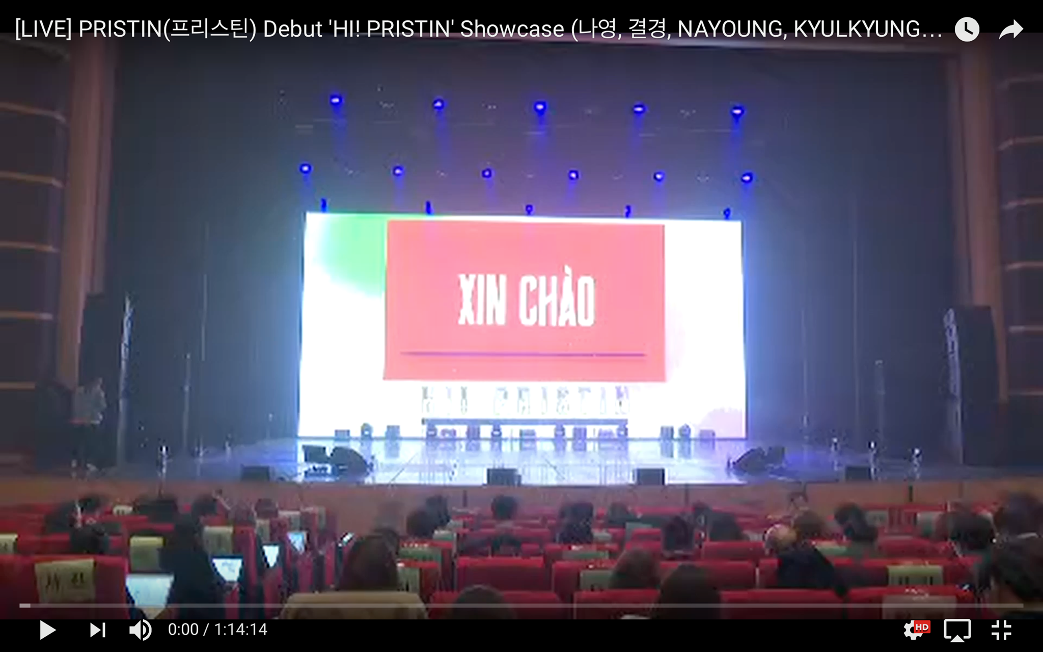 
Trong phần mở màn cho showcase ra mắt album đầu tay của nhóm nhạc tân binh Pristin cũng đã khiến nhiều fan Việt "sửng sốt" và "phấn khích" khi nhìn thấy dòng chữ "Xin chào" được hiện lên màn hình. 