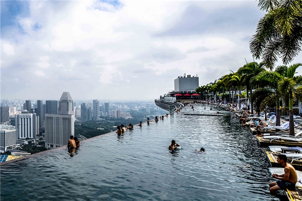 Hồ bơi vô cực đỉnh nhất thế giới bạn khó lòng ngó lơ khi đến Singapore