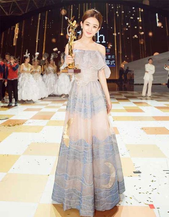 
Triệu Lệ Dĩnh nhận giải Thị Hậu tại lễ trao giải Kim Ưng năm 2016.