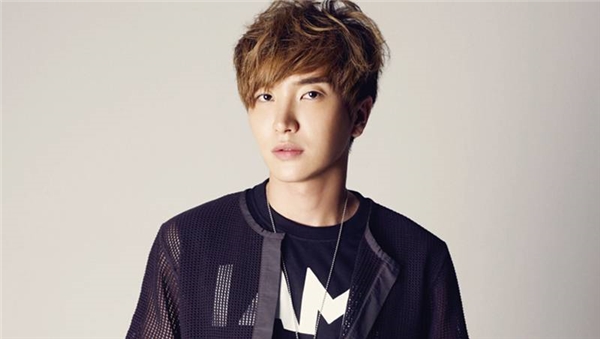 
Leeteuk – Trưởng nhóm Super Junior.