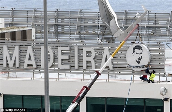 
Hình ảnh của Cristiano Ronaldo được treo trên mặt trước của sân bay.