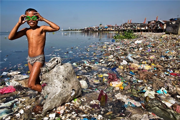 
Lặn trong biển… rác ở quần đảo Java, Indonesia. Mỗi buổi sáng, cậu bé này đều ngụp lặn để tìm rác nhựa có thể tái chế để bán lại, lấy tiền nuôi gia đình.