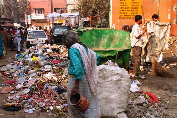 
Giữa thành phố New Delhi, Ấn Độ là một cảnh tượng đáng buồn như thế.