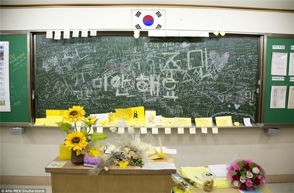 
Tưởng nhớ các nạn nhân trong vụ chìm phà Sewol. (Ảnh: Internet)