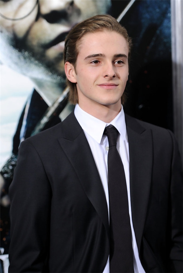 
Cậu em trai như "phiên bản nam"của nữ diễn viên tài năng Emma Watson.


Hiện tại anh chàng đã 25 tuổi và đang theo đuổi sự nghiệp người mẫu.