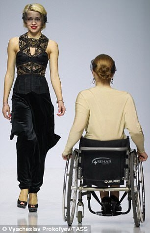 
Những người mẫu nữ khuyết tật tự tin tỏa sáng trên sàn catwalk.