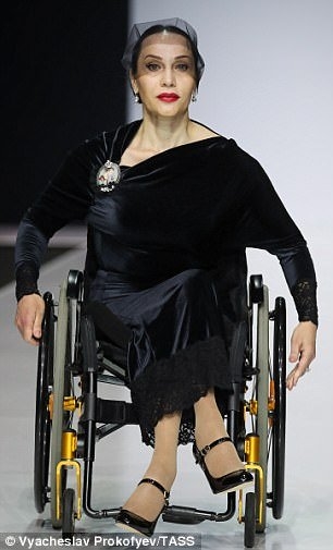 
Những người mẫu nữ khuyết tật tự tin tỏa sáng trên sàn catwalk.