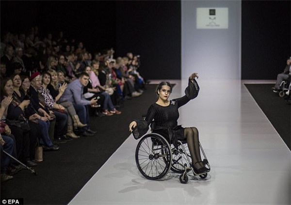 Khi thời trang không còn giới hạn: Người khuyết tật cũng đi “catwalk”
