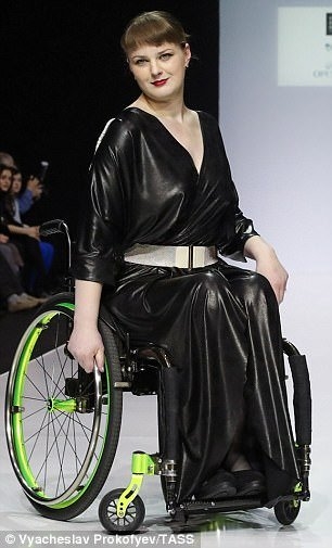 Khi thời trang không còn giới hạn: Người khuyết tật cũng đi “catwalk”