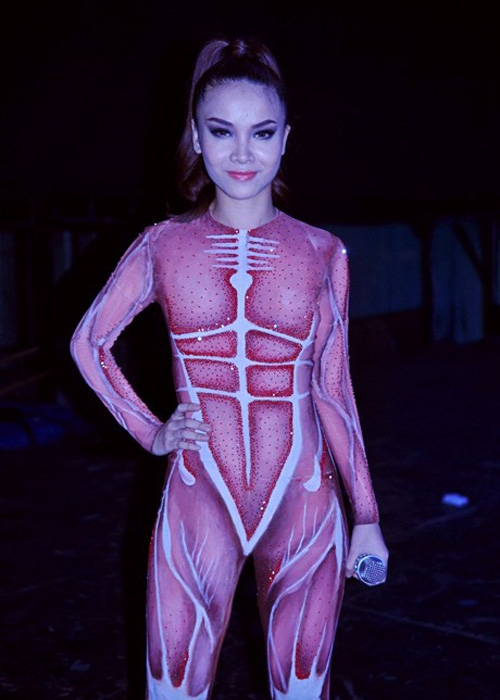 
Bộ bodysuit ôm sát lấy ý tưởng từ giải phẫu cơ thể người khiến người xem không khỏi lo sợ khi nhìn thẳng vào Yến Trang.