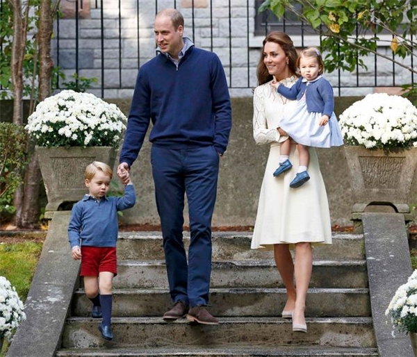 
Gia đình hạnh phúc của tiểu hoàng tử bên cạnh bố mẹ và em gái. (Ảnh: Internet)