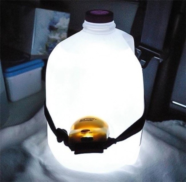 
Để có một chiếc đèn lồng siêu sáng, hãy buộc hoặc cố định đèn pha vào bình nước nhựa bạn nhé!