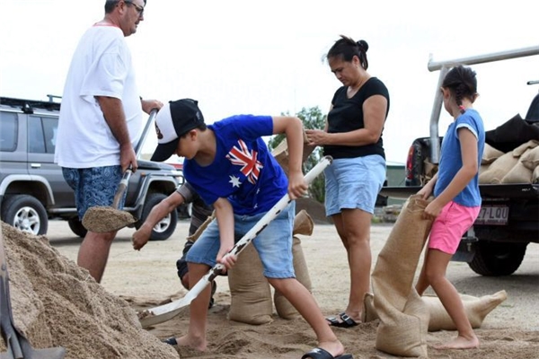 
Người dân đang đổ đầy các bao cát để chuẩn bị trước sự đổ bộ của Bão Debbie tại thị trấn Bowen ở miền nam Townsville, miền bắc nước Úc.