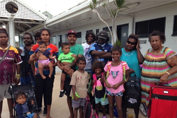 
Một gia đình ở Ayr đang chờ xe buýt sơ tán đưa họ đến Cairns.