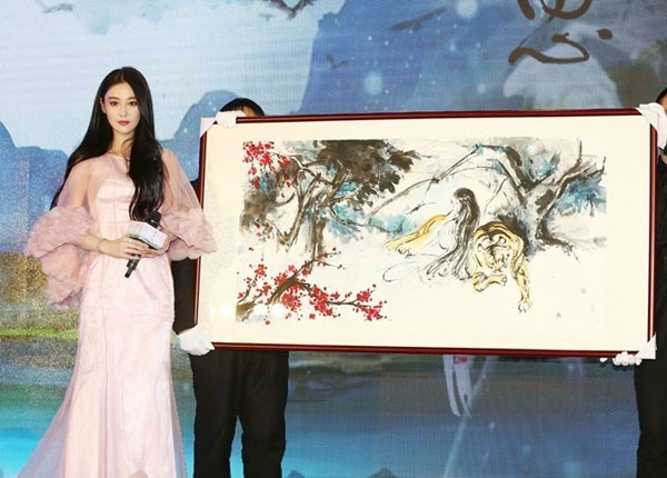 
Trương Hinh Dư bên tác phẩm hội họa của chính mình.