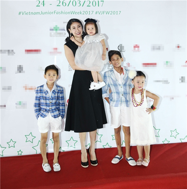 
Tại khu vực thảm đỏ, Hoa hậu Việt Nam 1992 còn sắp xếp cho ba con chụp ảnh cùng con gái của nghệ sĩ Linh Nga để làm kỷ niệm.