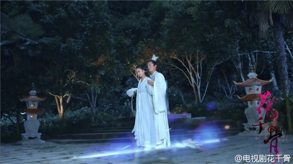 
Cảnh Bạch Tử Họa dạy Tiểu Cốt bay bằng kiếm được xem là khoảnh khắc "để đời" của bộ phim Hoa Thiên Cốt.