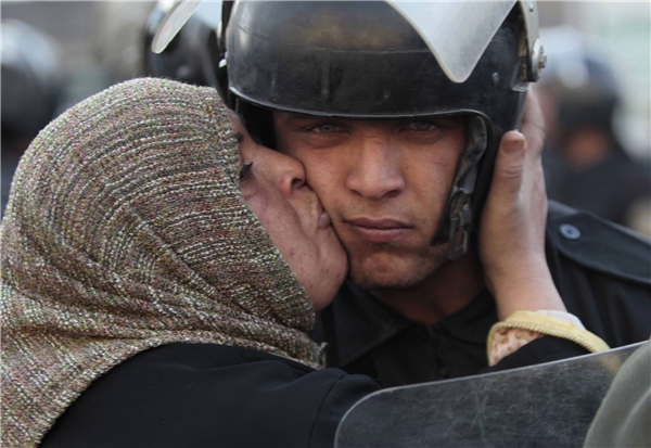 
Một cái hôn đầy cảm kích của người phụ nữ Ai Cập dành cho một người lính dũng cảm đứng về phía người dân vô tội.