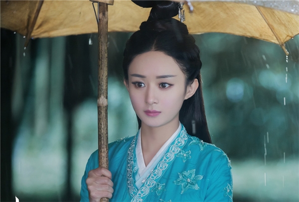 
Cảnh Bích Dao đứng cầm ô dưới mưa nhìn Tiểu Phàm đẹp đến nao lòng trong Tru Tiên.