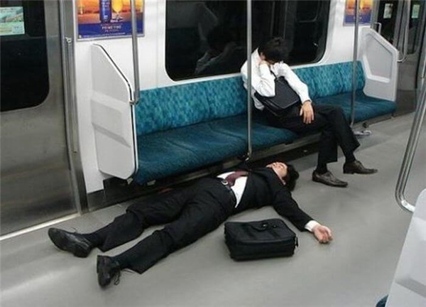 
Nhiều nhân viên ngủ gục trên tàu điện ngầm trở về nhà.