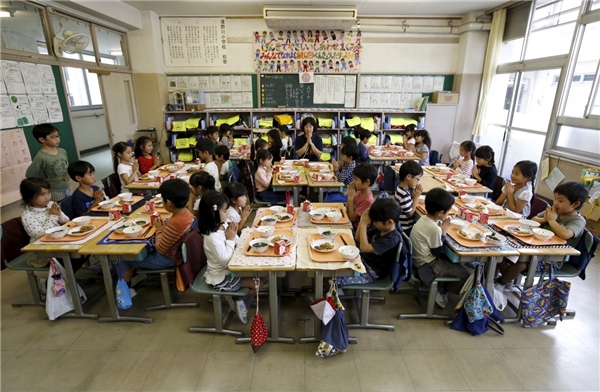 
Giờ ăn trưa ở các trường tiểu học Nhật cũng quan trọng không kém giờ lên lớp. Học sinh không phải vội vã, chỉ việc thong thả ngồi và thưởng thức bữa ăn.
