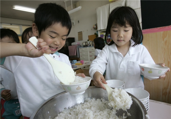 
Cơm là thành phần không thể thiếu trong bữa ăn của người Nhật suốt nhiều thập kỉ,  nhưng mãi đến những năm 1970, bữa ăn trưa ở trường mới bắt đầu trông giống như những gì bạn đang thấy trong bức ảnh này.