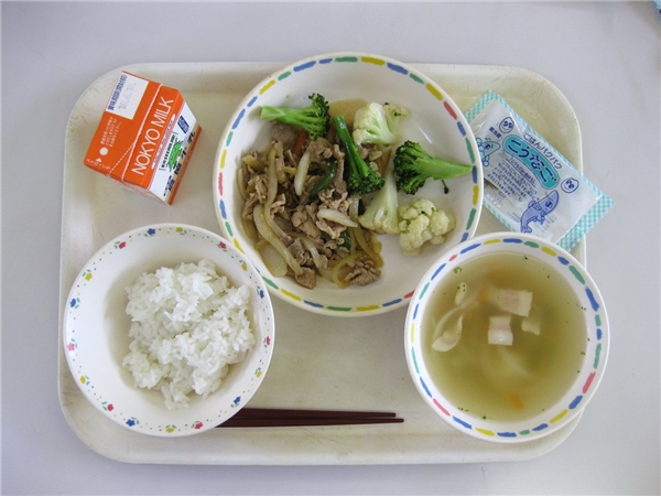 
Một bữa trưa cơ bản gồm có món chính, cơm và một chén canh. Trong bức ảnh là súp miso, một ít cá chiên, sữa, thịt heo chiên và rau củ.