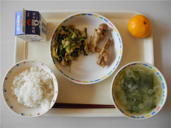
Tại trường tiểu học Jinego ở Akita, một bữa trưa cơ bản sẽ gồm có thịt gà, cơm, súp miso wakame, rau củ, sữa và một trái quýt.