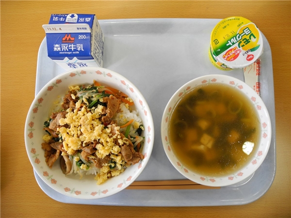 
Cách đó không xa là trường cấp 2 Yashima với thực đơn bữa trưa gồm cơm, thịt heo, trứng, sữa chua chanh, canh tàu hủ rong biển và sữa.