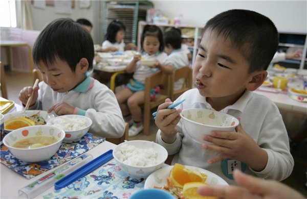 
Kết quả cuối cùng không chỉ để học sinh được ngon miệng mà còn giúp các em có trách nhiệm và tập thói quen ăn uống lành mạnh. Chính nhờ sự chú trọng trong giáo dục dinh dưỡng này đã đưa Nhật Bản trở thành là một trong những quốc gia có tuổi thọ trung bình thuộc hàng cao nhất thế giới, trong khi tỉ lệ béo phì lại thấp hơn mức trung bình toàn cầu.