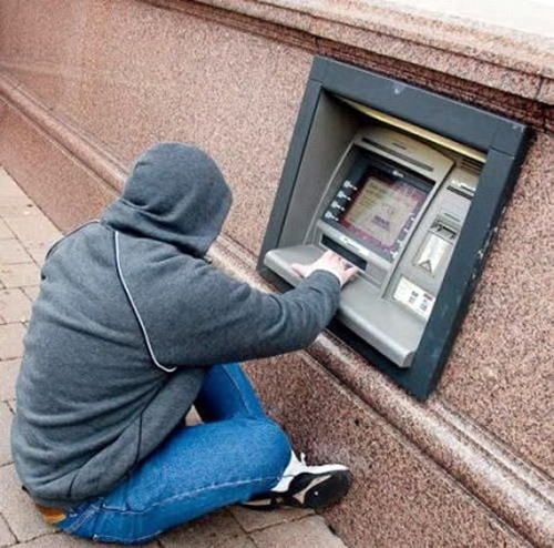 Lẽ nào cây ATM này nhả tiền chậm đến mức cần phải... ngồi chờ?