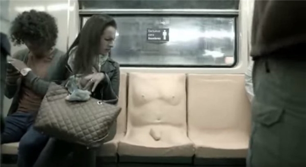 
Chiếc ghế "khó hiểu" xuất hiện trên tàu điện ngầm ở Mexico City. (Ảnh: Mexico City Metro)